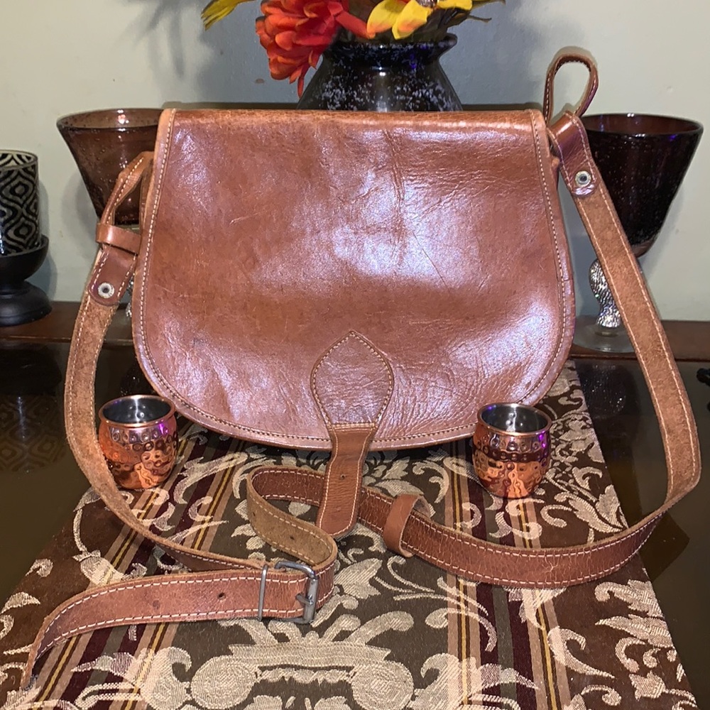 👀Gently loved Distressed genuine leather women shoulder or crossbody purse.